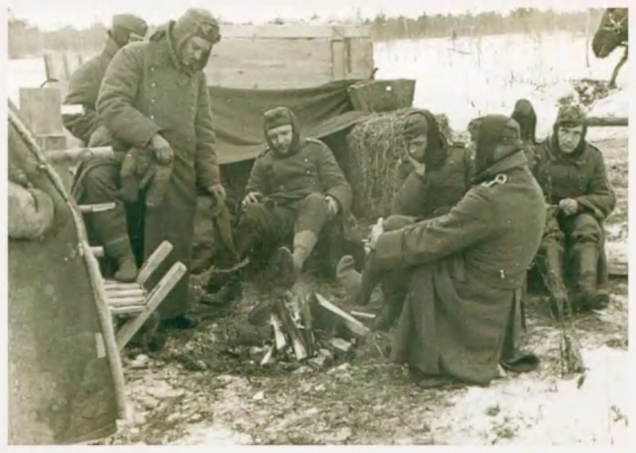 Солдаты у костра в войну 1941-1945