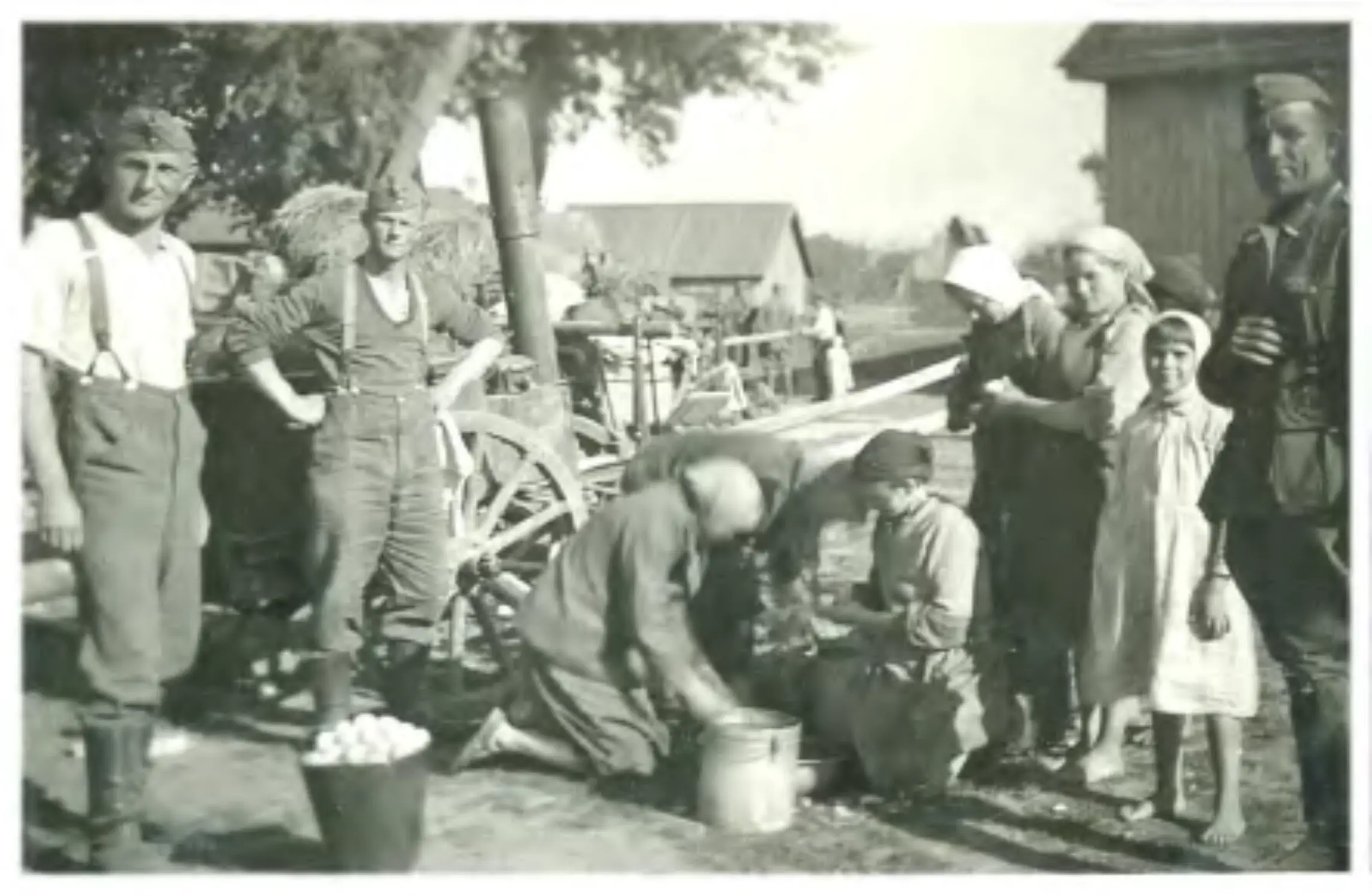 Мирные жители в оккупированной немцами деревне. Военный архив