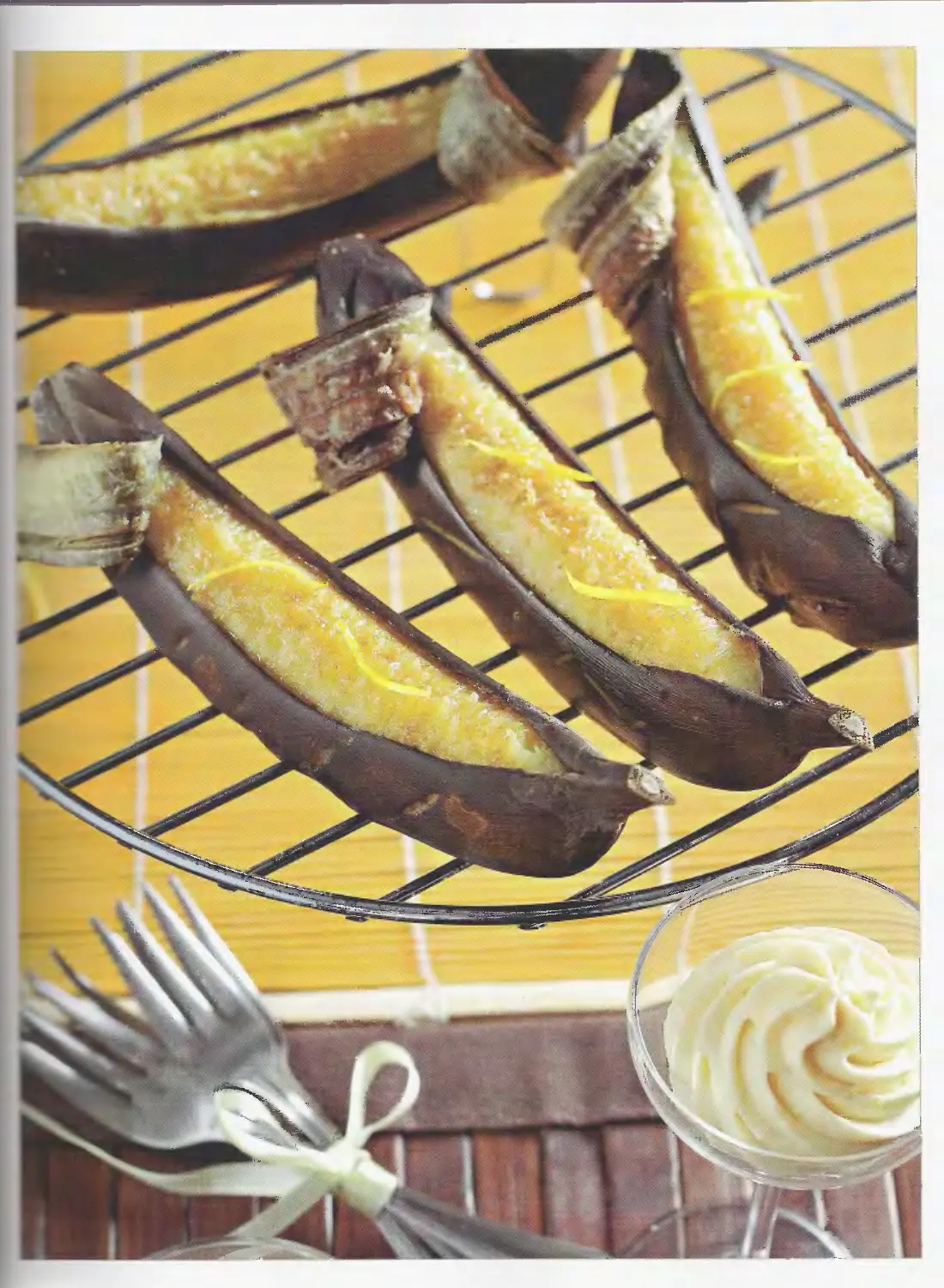 Приготовить бананы в духовке. Печеные бананы. Бананы печеные при. Запеченные бананы в духовке. Банан для запекания.